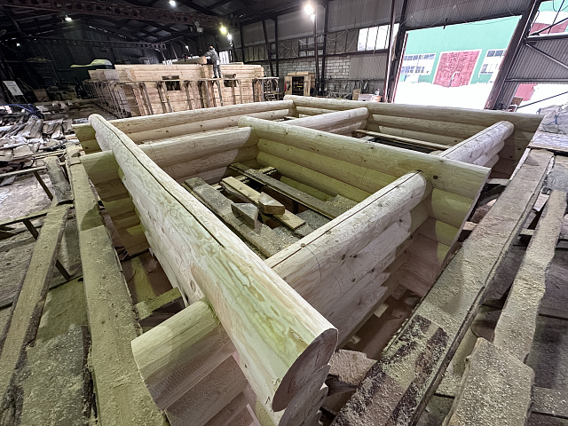 Рубка в цеху №3: баня 6×9 в русскую чашу из сосны диаметром 280–300 мм  + дом из лафета. Заметки ШУВОЕ